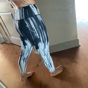 Black and white shape leggings